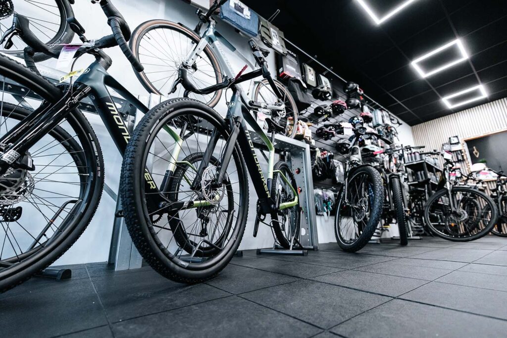 Photo des vélos et accessoires du magasin de vélos John 2 Roues à Doussard