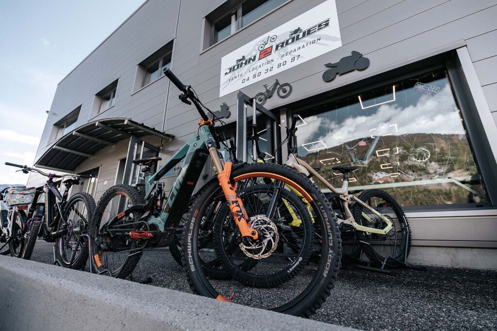 Photo des vélos et VTT du magasin John 2 Roues à Doussard